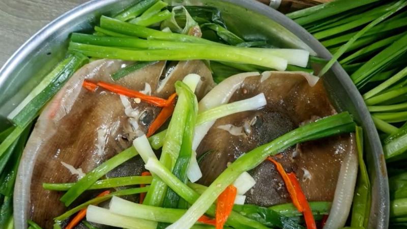 Cá đuối hấp hành gừng trong nồi