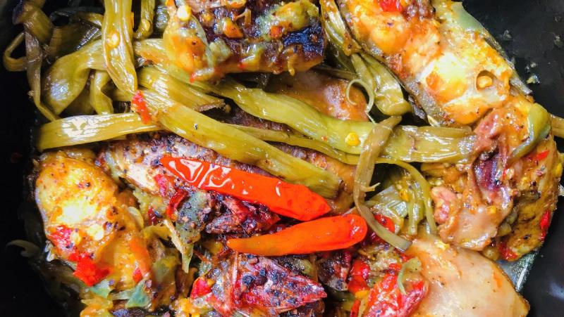 Cá đuối kho tộ trong nồi đất