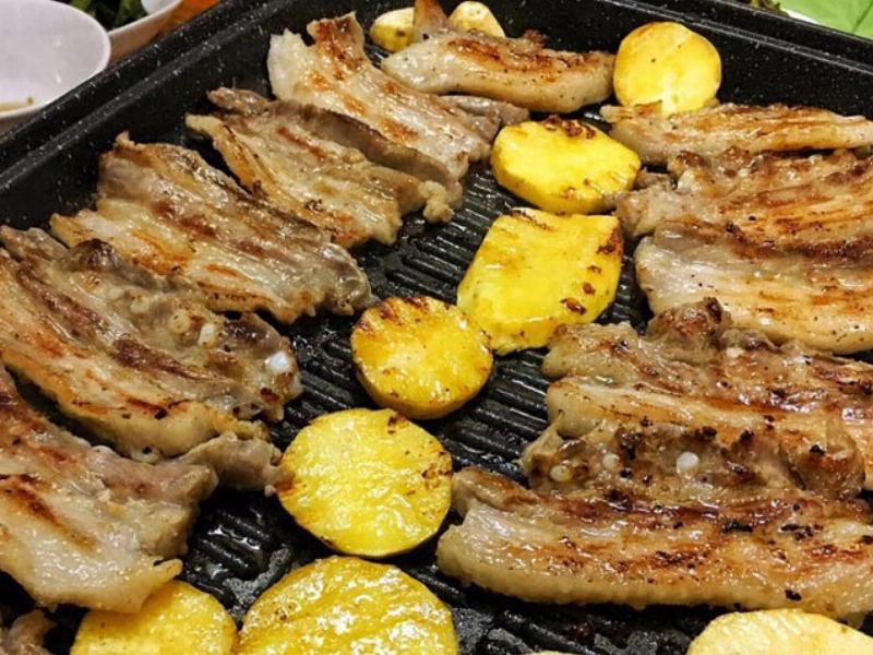 Nướng thịt ba chỉ trên than hồng
