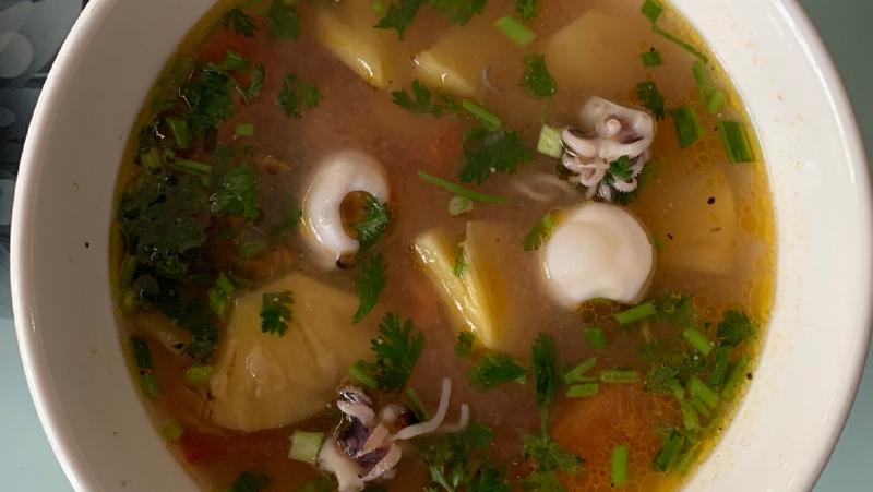 Canh mực nấu chua thơm ngon