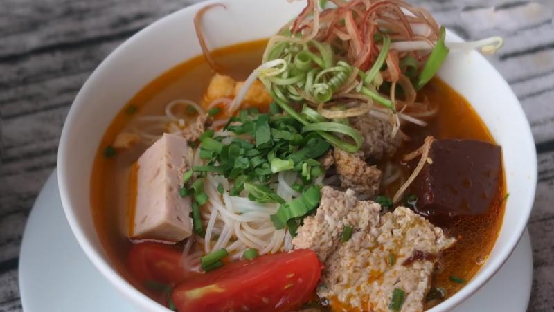 Canh riêu cua ăn kèm bún