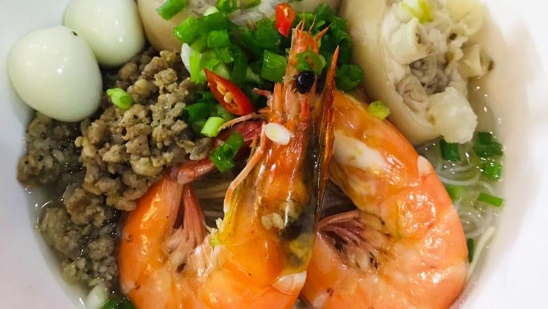 Nấu nước dùng hủ tiếu Nam Vang