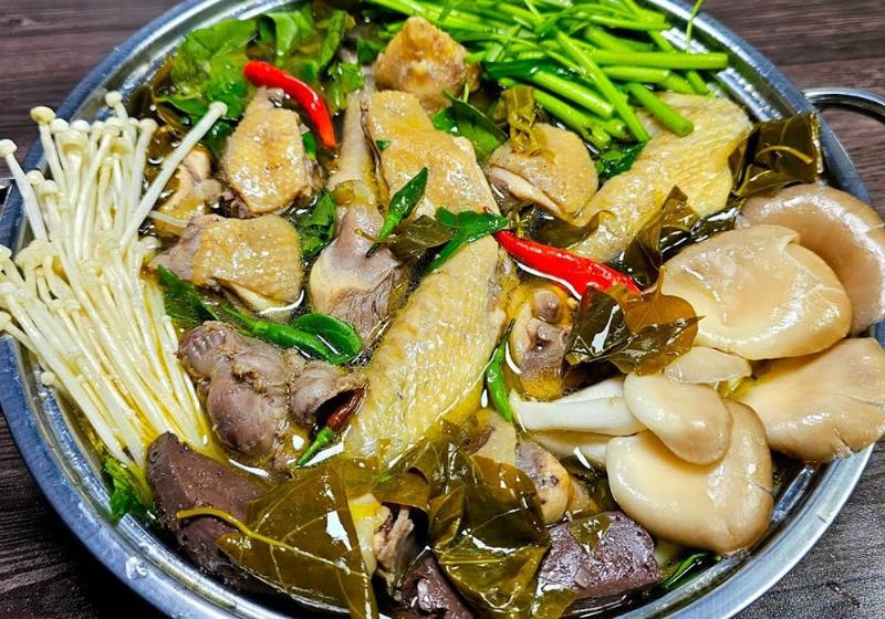 Nồi lẩu gà nấm thập cẩm đã chín, nghi ngút khói, sẵn sàng để thưởng thức.