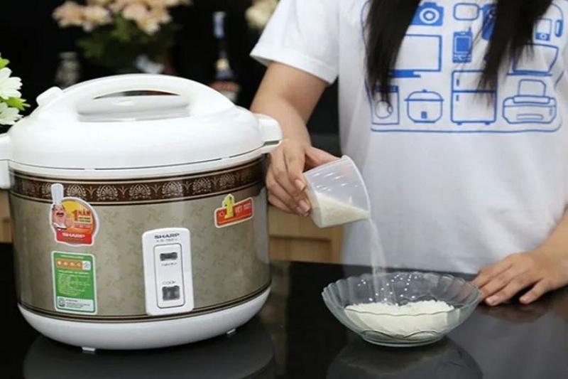 Sử dụng cốc đong nước