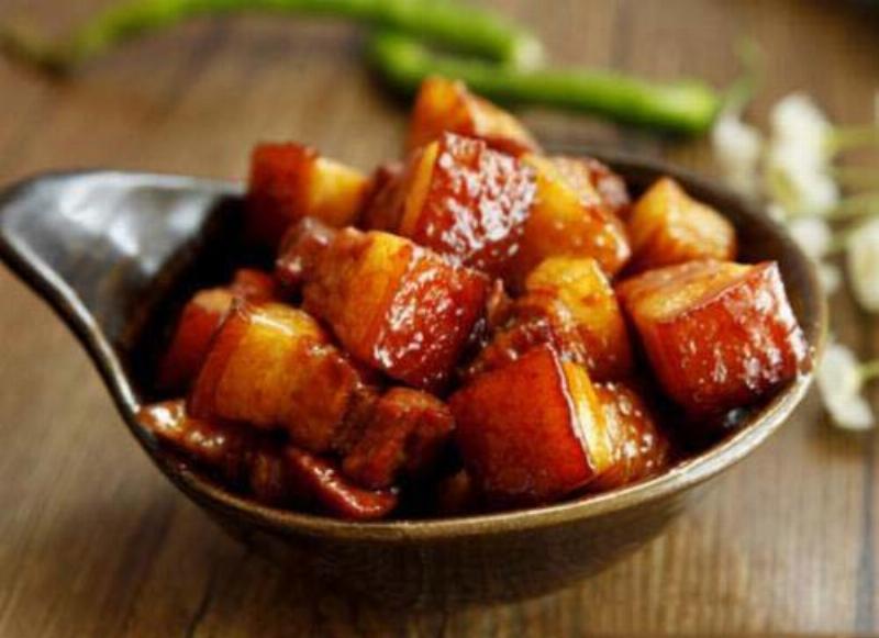 Thịt heo quay đã được cắt thành miếng vừa ăn, bày trên đĩa, lớp da vàng giòn, thịt bên trong mềm mại, thơm ngon.