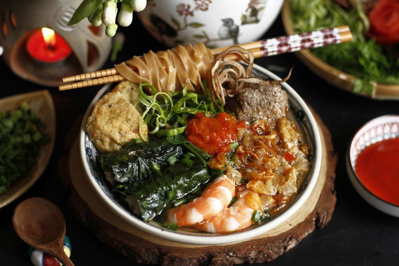 Bánh đa cua Hải Phòng thưởng thức