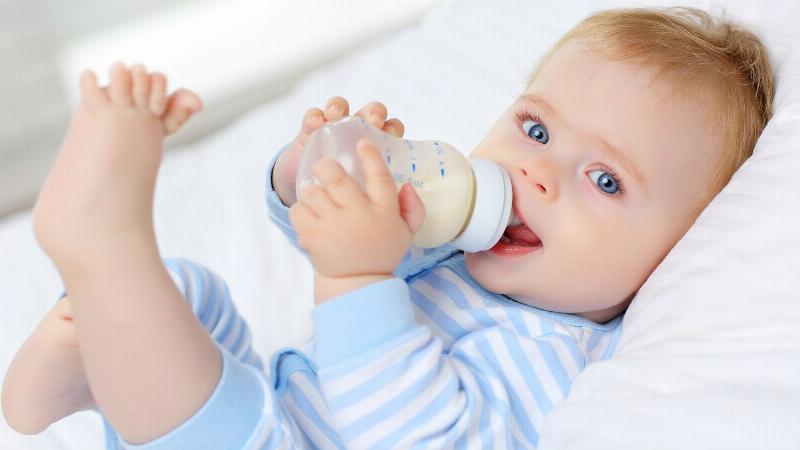 Bé 6 tháng tuổi uống sữa