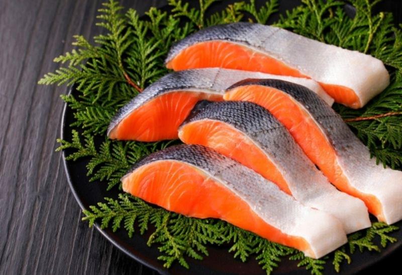 Bữa ăn với cá hồi hấp dẫn và đầy đủ dinh dưỡng