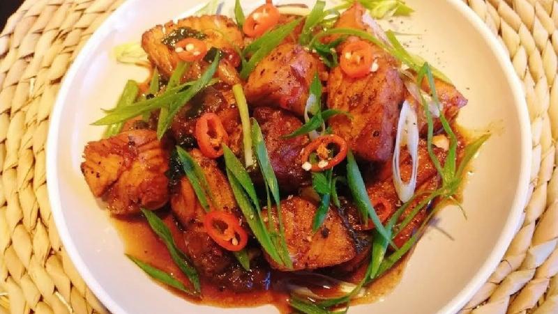 Cá hồi kho ăn kèm cơm trắng