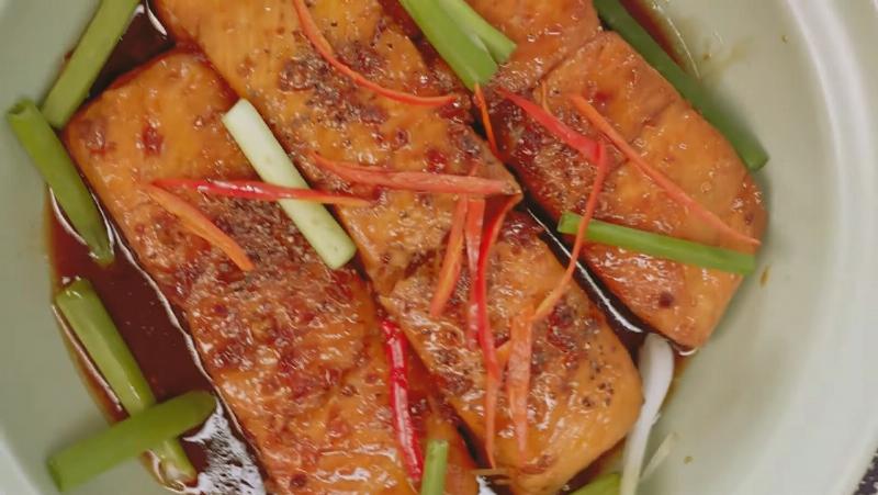 Cá hồi kho tộ trong nồi đất