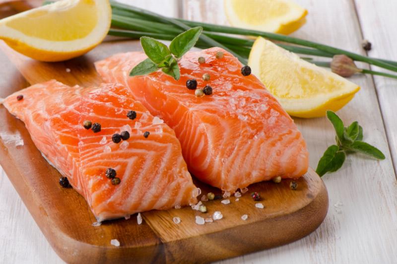 Cá hồi nướng giấy bạc cùng rau củ đầy màu sắc