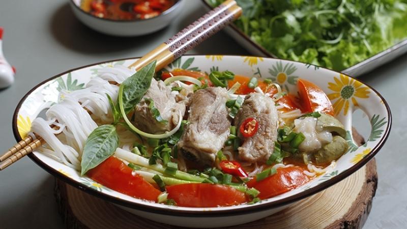 Cách thưởng thức bún sườn chua