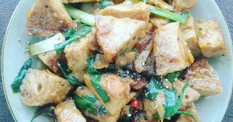 Móng giò rim mắm tỏi đậm đà