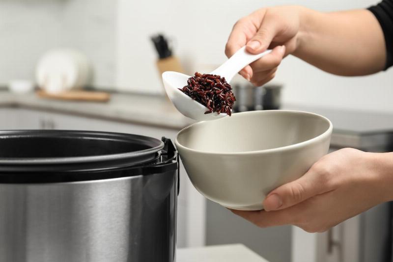 Nấu cơm gạo lứt bằng nồi cơm điện