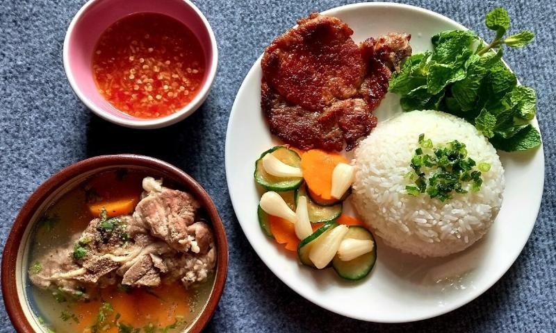Sườn nướng theo kiểu truyền thống trên bếp than