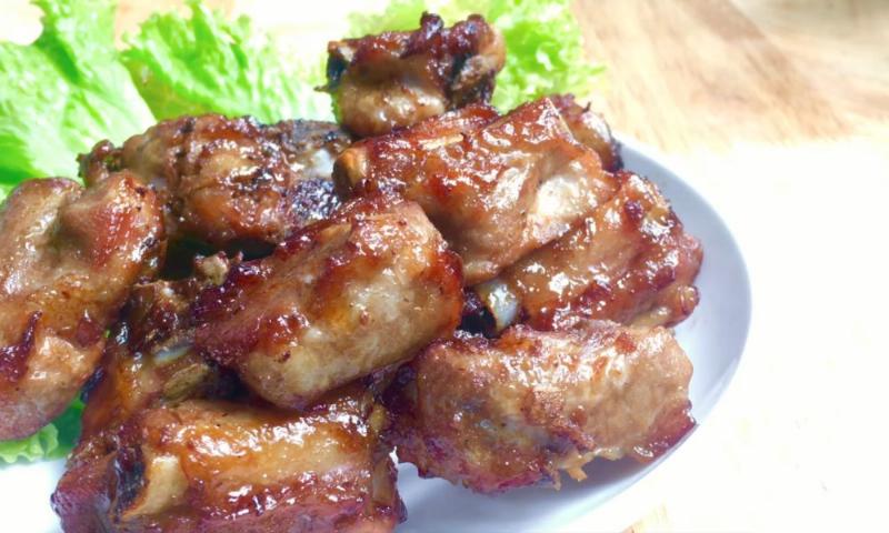 Sườn được ướp gia vị đậm đà chuẩn bị cho vào nồi chiên không dầu