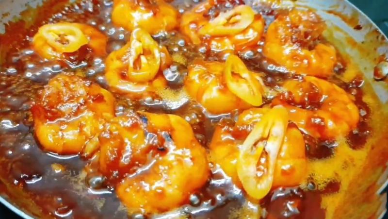 Tôm rim mặn ngọt ăn kèm cơm nóng