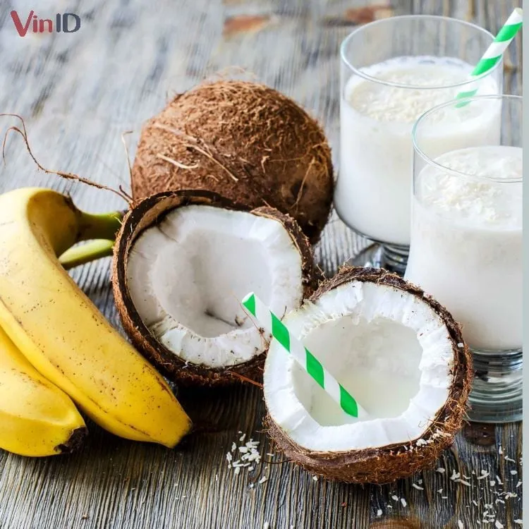 Bát nước cốt dừa nấu cùng sữa đặc, sánh mịn hấp dẫn