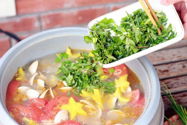 Món canh ngao nấu khế chua dịu với khế hình sao
