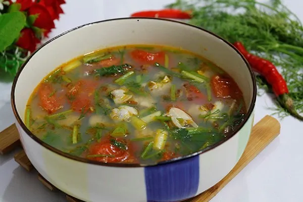 Nồi canh ngao chua nấu dọc mùng xanh mát