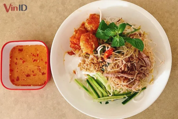 Đĩa bánh tằm bì xíu mại chan nước cốt dừa béo ngậy