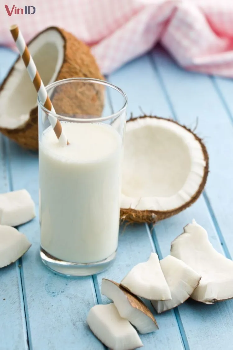 Nước cốt dừa được nấu cùng sữa tươi, tạo độ sánh và béo