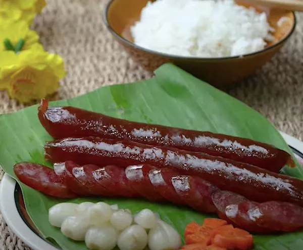 Lạp xưởng chiên giấm gạo sau khi hoàn thành, màu đỏ nâu bóng đẹp.