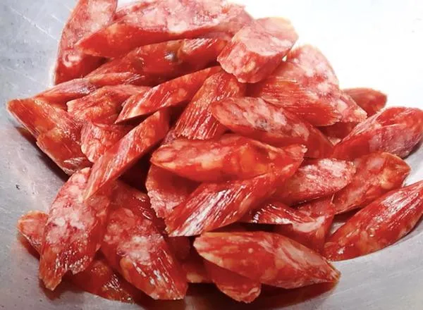 Lạp xưởng khô đã cắt lát mỏng sẵn sàng để chiên.