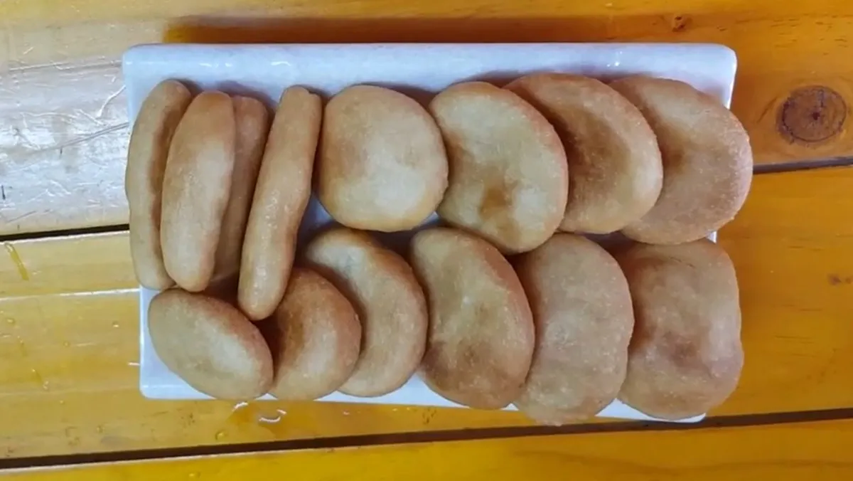 Những chiếc bánh rán bột nếp chiên đơn giản vàng ruộm hấp dẫn