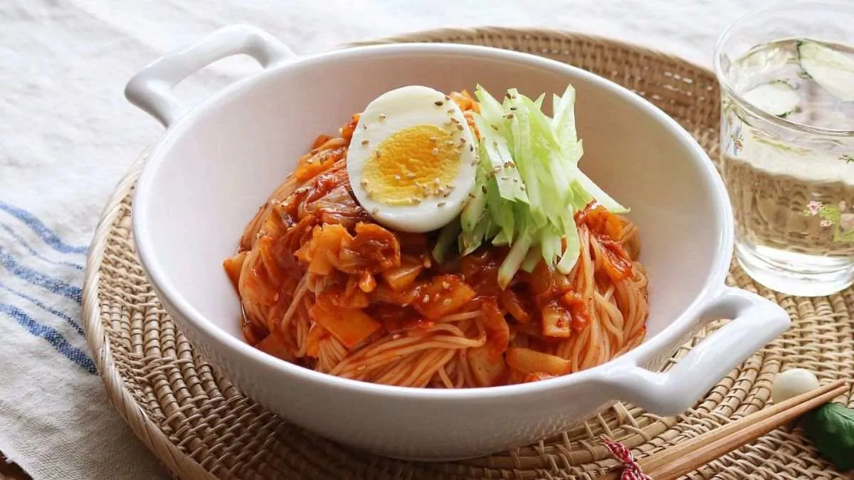 Mì trộn kim chi với trứng luộc và dưa chuột