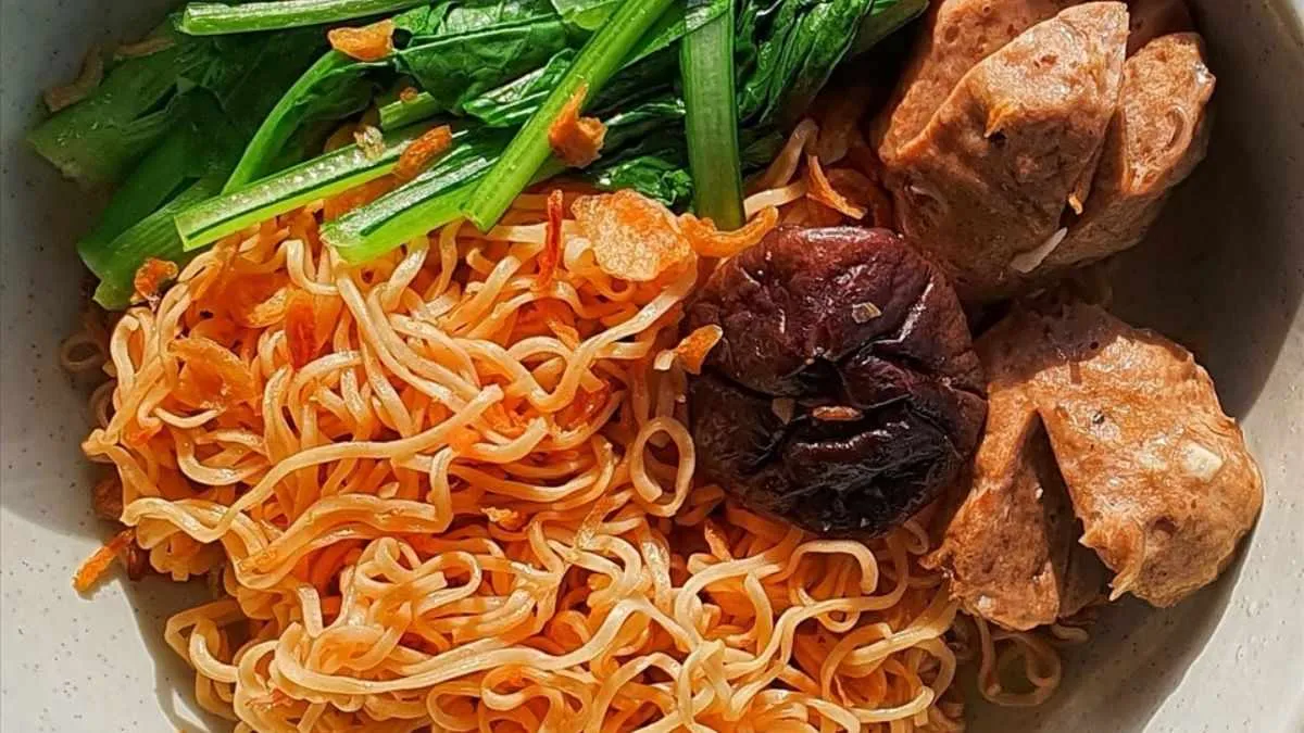 Tô mì trộn bò viên hấp dẫn cùng rau củ