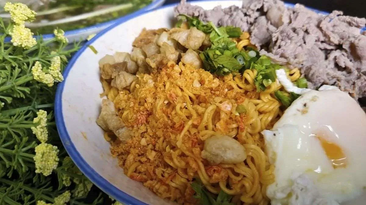 Mì trộn muối ớt với tôm, thịt bò và hành phi hấp dẫn