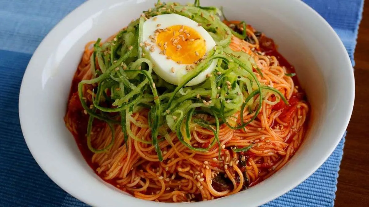 Tô mì trộn chua cay đầy đặn với thịt bò và rau cải