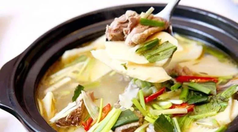 Nồi xương chó nấu măng nóng hổi