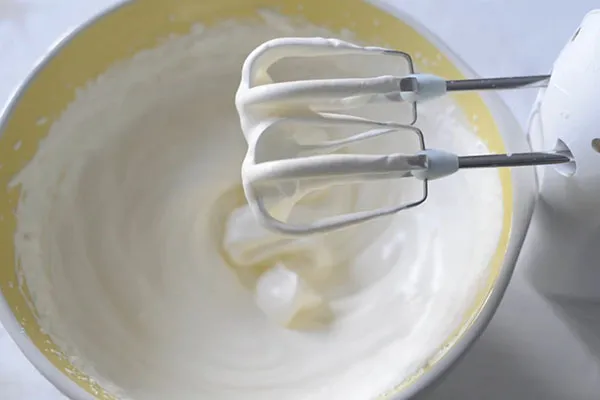 Đánh bông whipping cream bằng máy đánh trứng