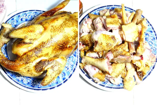 Gà được thui sơ qua lửa để da thơm và vàng hơn