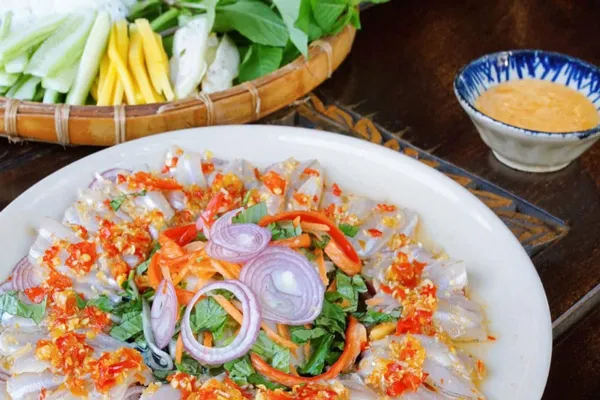 Đĩa gỏi cá mai cuốn cùng rau sống và bánh tráng
