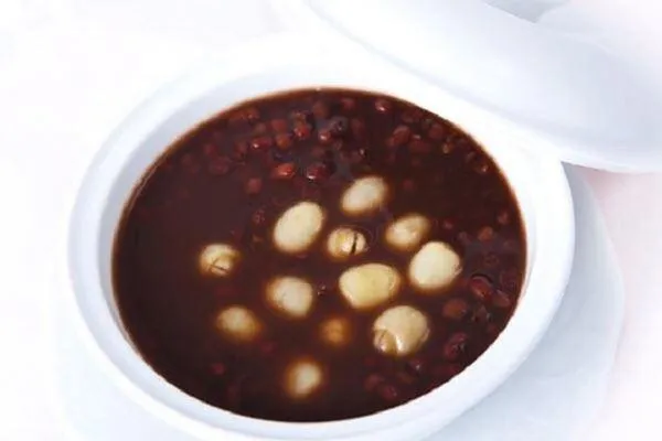 Chè đậu đen nấu cùng hạt sen thơm bùi
