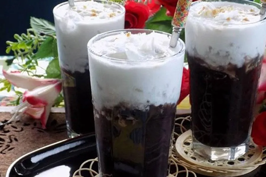 Chè đậu đen đặc biệt với nước cốt dừa béo ngậy