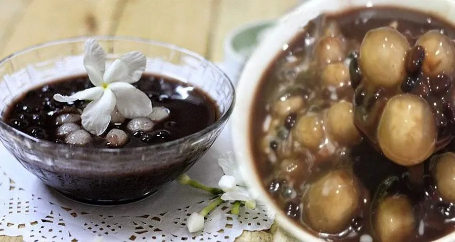 Chè đậu đen nấu với viên bột năng