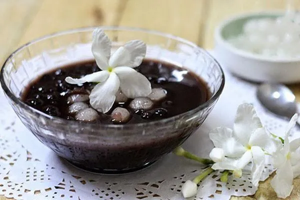 Nồi chè đậu đen đang được nấu trên bếp