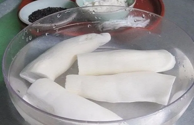 Khoai mì ngâm nước để loại bỏ độc tố trước khi làm bánh khoai mì hấp