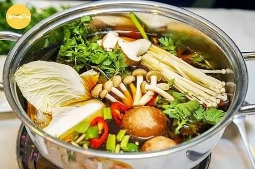 Nồi lẩu gà nấm thơm ngon đang sôi