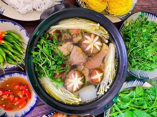 Chuẩn bị nguyên liệu cho món lẩu gà nấm