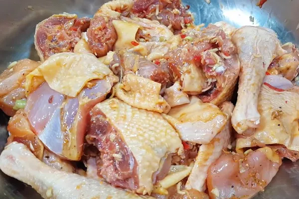 Ướp thịt gà với các loại gia vị đặc trưng của món xào lăn