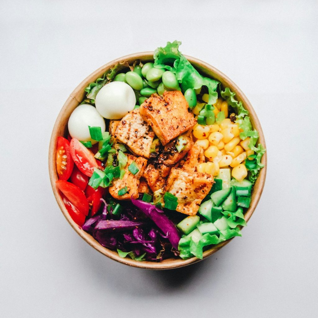 Salad ức gà rau củ — gợi ý bữa trưa eat-clean nhiều đạm.